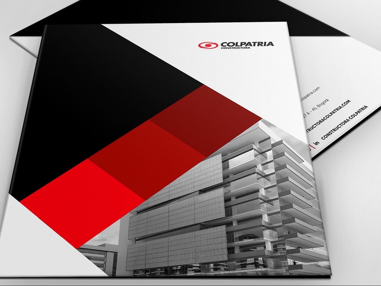 Carpeta corporativa en negro y rojo con fotografía de edificios