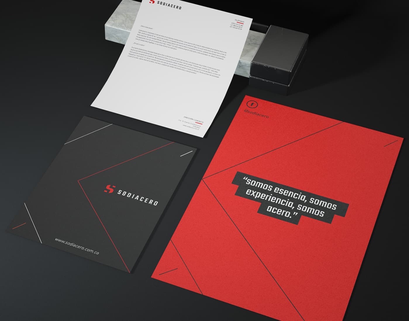 Papelería corporativa en negro y rojo