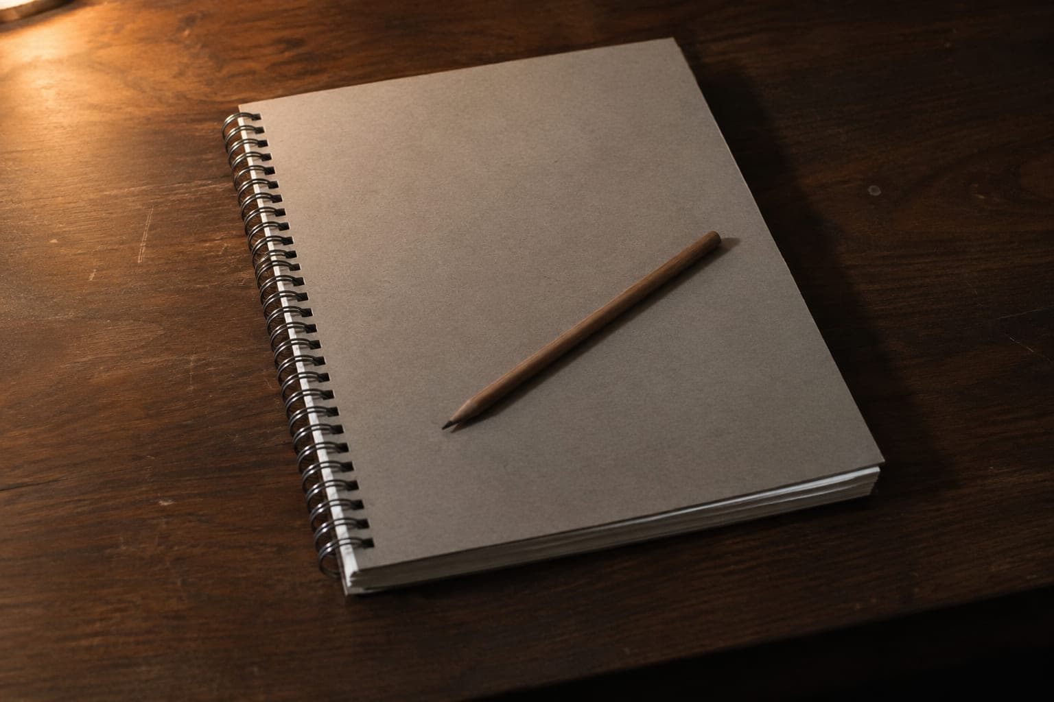 Un informe encuadernado en espiral, cerrado sobre un escritorio de madera